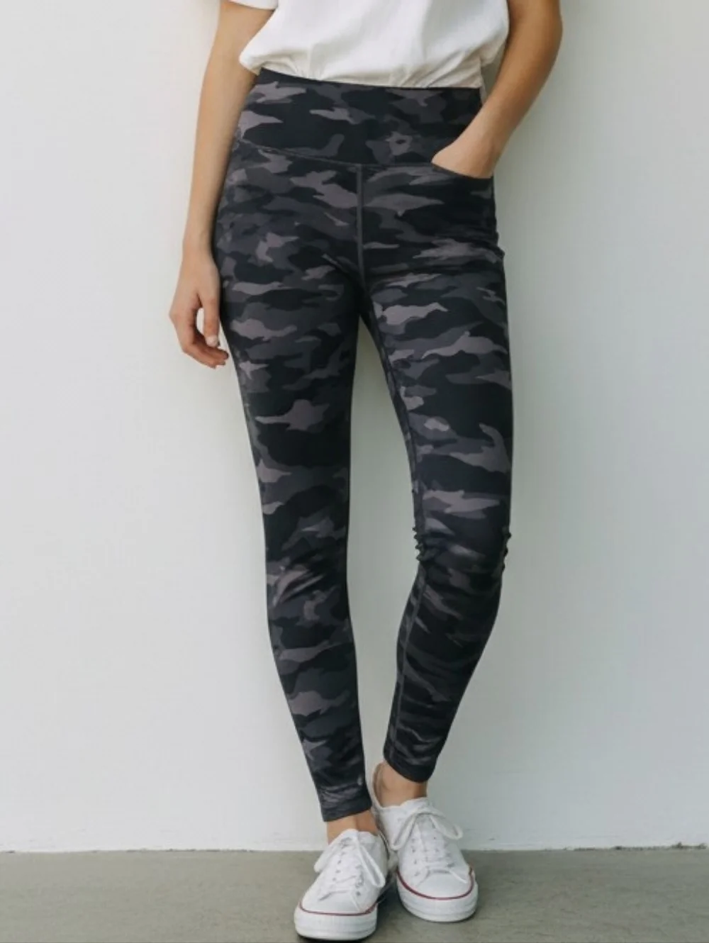 Athleta Ultimate 7/8 Tight Stash Pocket Legging In Black & Gray Camo S